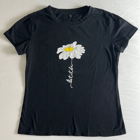 Black tee with daisy motif - Picture 1 of 4